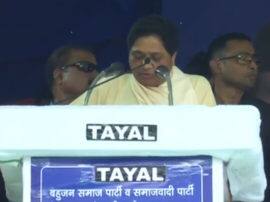 Mayawati Campaigns for Azam Khan in Rampur during SP BSP RLD Joint Rally Lok sabha Elections 2019 मायावती ने रामपुर में सपा के लिए मांगे वोट, कहा- आजम खान की ऐतिहासिक जीत होगी