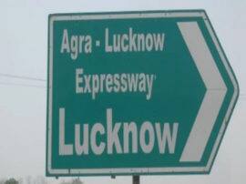 आगरा लखनऊ एक्सप्रेस वे पर हादसे में घायलों से मिलने पहुंचे अखिलश यादव bus truck collision on agra lucknow express way आगरा लखनऊ एक्सप्रेस वे पर हादसे में घायलों से मिलने पहुंचे अखिलश यादव