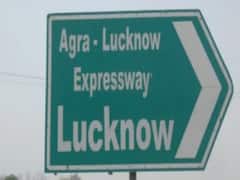 आगरा लखनऊ एक्सप्रेस वे पर हादसे में घायलों से मिलने पहुंचे अखिलश यादव