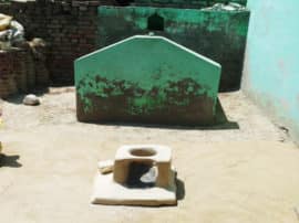 strange story of this agra village अजीब कहानी है इस गांव की, हर घर में है कब्र, किसी पर रसोईघर तो कहीं पर खेलते बच्चे