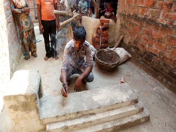 अजीब कहानी है इस गांव की, हर घर में है कब्र, किसी पर रसोईघर तो कहीं पर खेलते बच्चे