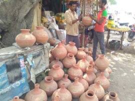 गर्मी की तपिश बढ़ते ही घड़ों व सुराही की व्यवस्था में जुटे लोग, दुकानों में बढ़ गई है रौनक heat wave starts in up गर्मी की तपिश बढ़ते ही घड़ों व सुराही की व्यवस्था में जुटे लोग, दुकानों में बढ़ गई है रौनक