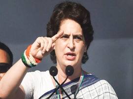 Road show of Priyanka gandhi in jhansi झांसी में प्रियंका के रोड शो के दौरान नाराज कार्यकर्ताओं ने विरोध प्रदर्शन किया, बीच में उतरकर की बात