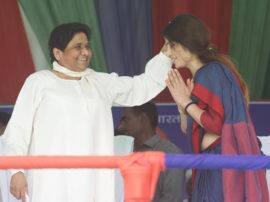 Dimple Yadav touches Mayawati Feet and gets blessings जब बहू ने लिया बुआ से जीत का आशीर्वाद, देखें वीडियो