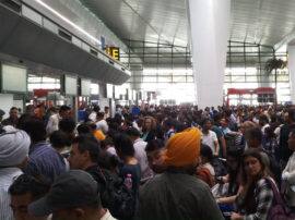 many passengers stuck in airport due to server down of air india एयर इंडिया का सर्वर डाउन, एयरपोर्ट पर घंटों फंसे रहे यात्री