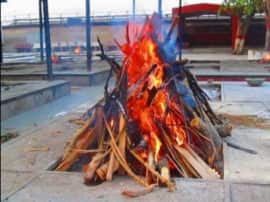 बहन ने दिया भाई की अर्थी को कंधा, मुखाग्नि देकर तोड़ी रूढ़िवादी परंपराएं Sister breaks customs for his brother funeral बहन ने दिया भाई की अर्थी को कंधा, मुखाग्नि देकर तोड़ी रूढ़िवादी परंपराएं