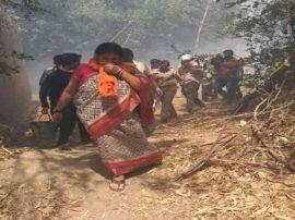 When smiriti irani trying to controll the fire on field VIDEO: जब खेत में लगी आग को बुझाने स्मृति ईरानी पानी की बाल्टी लेकर दौड़ीं.....!