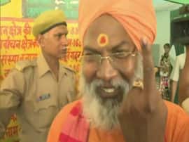 Loksabha elections 2019 sakshi maharaj cast his vote by breaking line लाइन तोड़कर साक्षी महाराज ने डाला वोट, जनता बोली- PM मोदी लाइन में खड़े हो सकते हैं तो ये क्यों नहीं