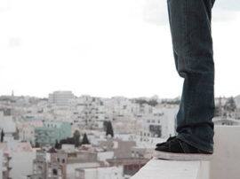 VIDEO: प्रेमिका के साथ छिपा था प्रेमी, पुलिस पहुंची तो तीसरी मंजिल से कूदकर दी जान a man attempt suicide from third floor stayed with girlfriend VIDEO: प्रेमिका के साथ छिपा था प्रेमी, पुलिस पहुंची तो तीसरी मंजिल से कूदकर दी जान