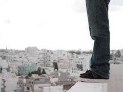 VIDEO: प्रेमिका के साथ छिपा था प्रेमी, पुलिस पहुंची तो तीसरी मंजिल से कूदकर दी जान