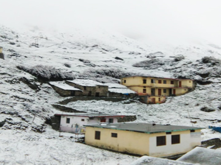 एक बार फिर से बद्रीनाथ धाम में शुरू हुई बर्फबारी, देखें तस्वीरें