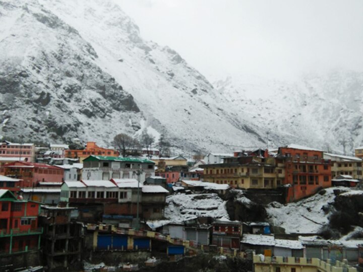 एक बार फिर से बद्रीनाथ धाम में शुरू हुई बर्फबारी, देखें तस्वीरें