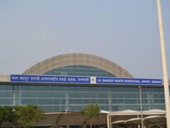 फ्लाइट में देरी होने पर यात्रियों का एयरपोर्ट पर हंगामा, घंटो मशक्कत के बाद हुई रवाना