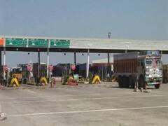 देखें वीडियो: जब टोल प्लाजा से बंदर नोटों की गड्डी लेकर भागा.....फिर क्या हुआ