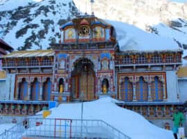 बदरीनाथ में मौसम बन रहा मुसीबत, यात्रा से पहले व्यवस्था बनाने में छूट रहा अधिकारियों का पसीना yatra arrangement in badrinath dham बदरीनाथ में मौसम बन रहा मुसीबत, यात्रा से पहले व्यवस्था बनाने में छूट रहा अधिकारियों का पसीना