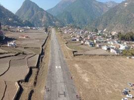 people using Guachar Airport Runway Strip as a Picnic sopt खेल के मैदान में तब्दील हुई गौचर हवाई पट्टी, सैर-सपाटे के लिए यहां आते हैं लोग
