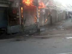 प्रयागराज को चौक इलाके में लगी भीषण आग, कपड़े की दो दुकानें खाक, लाखों का हुआ नुकसान