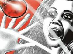 छेड़छाड़ का विरोध करने पर दबंगों ने शिक्षिका के घर पर किया हमला, एसिड हमले की दी धमकी