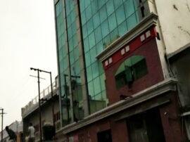 इटावा के निजी होटल में लगी आग, वक्त रहते फायर ब्रिगेड ने आग पर पाया काबू Fire broke at private hotel in etawah due to short circuit Fire brigade helped people इटावा के निजी होटल में लगी आग, वक्त रहते फायर ब्रिगेड ने आग पर पाया काबू