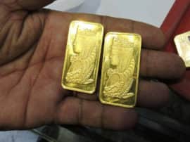 gold smuggler arrested at varanasi airport वाराणसी एयरपोर्ट पर एक करोड़ से अधिक का सोना बरामद, तस्करों ने हथौड़े के अंदर छुपाकर रखा था गोल्ड