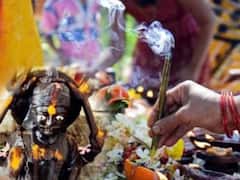 शनि अमावस्या पर प्रयागराज के संगम तट पर भक्तों की भारी भीड़, जानें -कैसे आप भी कर सकते हैं शनिदेव को प्रसन्न