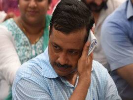 VIDEO: फिर पिटे दिल्ली के सीएम, रोड शो के दौरान शख्स ने अरविंद केजरीवाल को जड़ा थप्पड़ man slapped delhi CM arvind kejriwal during his roadshow in delhi VIDEO: फिर पिटे दिल्ली के सीएम, रोड शो के दौरान शख्स ने अरविंद केजरीवाल को जड़ा थप्पड़