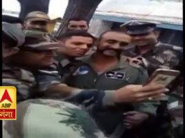 VIDEO: देखें विंग कमांडर अभिनंदन का वायरल वीडियो, फौजी साथियों के साथ कर रहे हैं मस्ती Wing Commander Abhinandan Vardhman Video Viral Soldiers taking selfie and photo VIDEO: देखें विंग कमांडर अभिनंदन का वायरल वीडियो, फौजी साथियों के साथ कर रहे हैं मस्ती