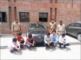 Greater noida police arrested boys roaming with car having red siren ग्रेटर नोएडा: कार में लाल बत्ती लगाकर टशन मारना युवकों को पड़ा भारी, गिरफ्तार