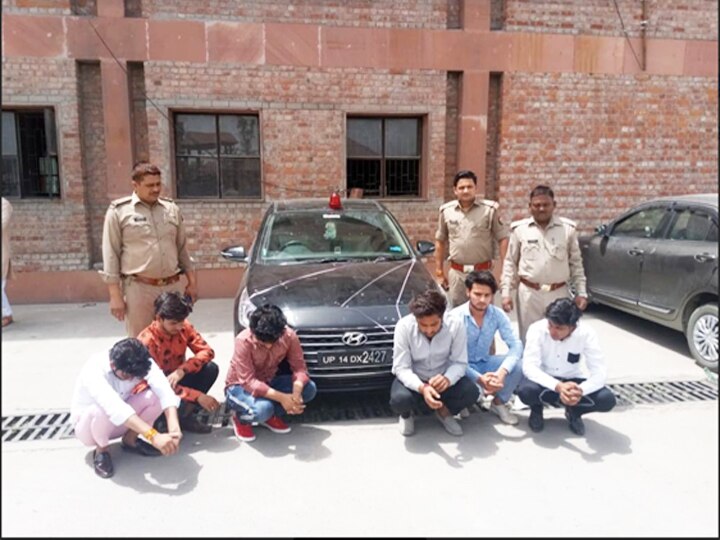 ग्रेटर नोएडा: कार में लाल बत्ती लगाकर टशन मारना युवकों को पड़ा भारी, गिरफ्तार Greater noida police arrested boys roaming with car having red siren