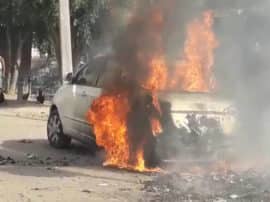 कूड़े से उठी चिंगारी से आग के गोले में तब्दील हुई लग्जरी कार, तमाशबीन बने रहे लोग Car catches fire in meerut कूड़े से उठी चिंगारी से आग के गोले में तब्दील हुई लग्जरी कार, तमाशबीन बने रहे लोग