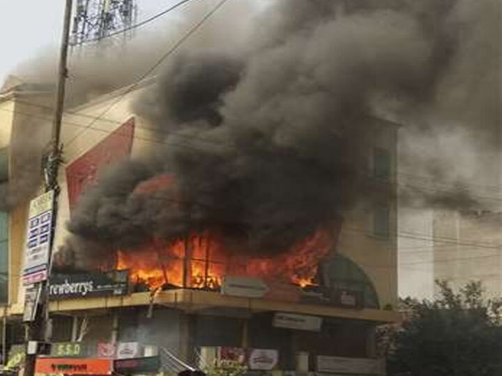 बरेली में राजेंद्र नगर के एसएसडी प्लाजा में लगी भीषण आग, लाखों के नुकसान की आशंका massive fire burst in bareilly rajendra nagar area