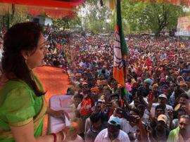 bjp leader hema malini slams congress during a rally in basti गर्मी से परेशान हेमा मालिनी ने कसा तंज, रैली में भीड़ कम है...