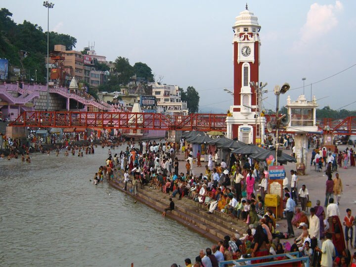 हरिद्वार: हर की पौड़ी पर मधुमक्खियों ने किया हमला, कई श्रद्धालुओं को मारे डंक honey bee attack in haridwar har ki pauri