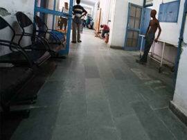 know the reality of women hospital in khurja खुर्जा के राजकीय महिला चिकित्सालय की स्थिति देख भड़के अधिकारी, कर्मचारियों को लगाई फटकार 