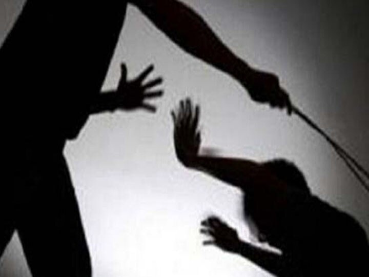 मदरसे में पढ़ने गई छह साल की बच्ची को मौलाना ने बेल्ट से पीटा girl beaten in madarsa in noida