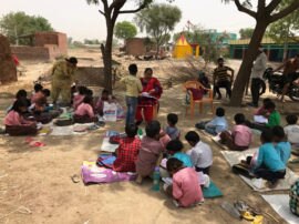 Primary school students in agra forced to study in open आगरा: खुले आसमान के नीचे पढ़ने को मजबूर हैं नौनिहाल, एबीपी गंगा की रिपोर्ट के बाद जागा प्रशासन
