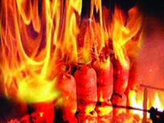 बेटी की विदाई के बाद घर में लगी आग, जिंदा जल गई दुल्हन की मां, पांच की हालत गंभीर