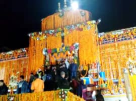 Chardham yatra 2019 Portals of badrinath dham open for pilgrims बद्रीनाथ धाम के खुले कपाट, दर्शन के लिए श्रद्धालुओं की लगी लाइनें
