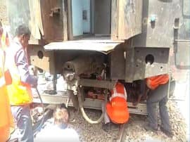 agra tundla shuttle train derail in agra आगरा: सिटी स्टेशन पर ईएमयू के दो डिब्बे पटरी से उतरे, हादसे की जांच के आदेश जारी 