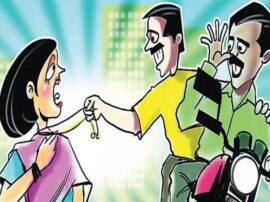 आंखों में मिर्च पाउडर झोंक महिला के गले से झपटी चेन, विरोध करने पर मार दी गोली chain snatcher shot women in lucknow आंखों में मिर्च पाउडर झोंक महिला के गले से झपटी चेन, विरोध करने पर मार दी गोली