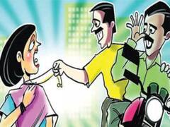 आंखों में मिर्च पाउडर झोंक महिला के गले से झपटी चेन, विरोध करने पर मार दी गोली