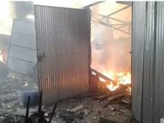 उन्नाव में पटाखा फैक्ट्री में आग, लगातार विस्फोट से पूरे इलाके में दहशत