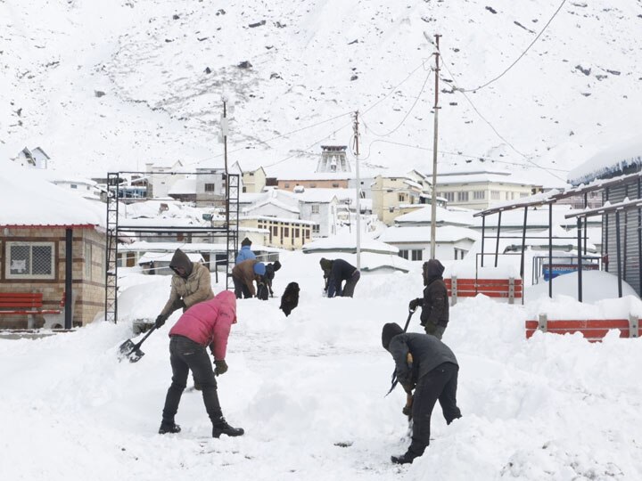 उत्तराखंड में बदला मौसम का मिजाज, केदारनाथ में हुई बर्फबारी, ठंड ने बढ़ाई यात्रियों की परेशानी