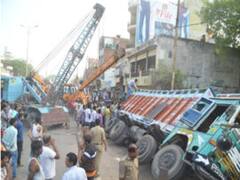 घर के बाहर बेटों संग सो रहा था पिता, काल बनकर पटला ट्रक; तीनों की मौत