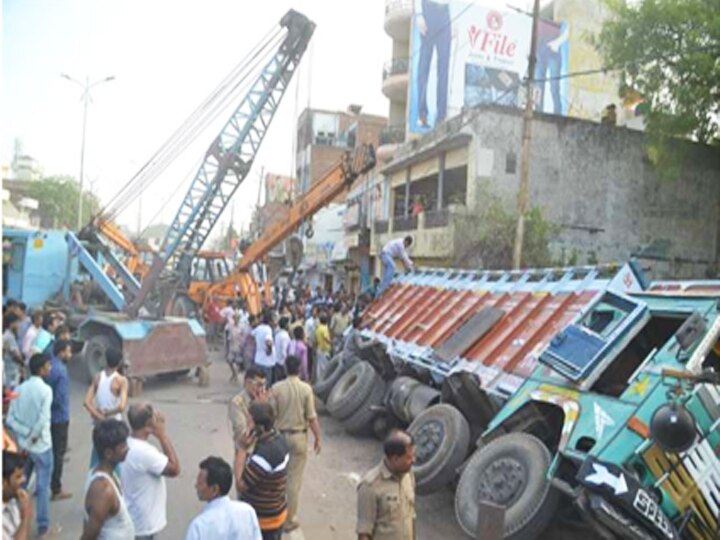घर के बाहर बेटों संग सो रहा था पिता, काल बनकर पटला ट्रक; तीनों की मौत Truck fall on father sleeping with sons outside house in kanpur naubasta died