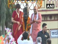 काशी में प्रियंका गांधी का रोड शो, संपूर्णानंद तिवारी से लिया आशीर्वाद, उमड़ी लोगों की भीड़