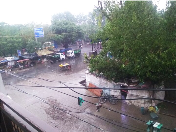 दिल्ली-एनसीआर में मौसम ने बदली करवट, झमाझम बारिश से लोगों को मिली गर्मी से राहत