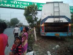 ग्रेटर नोएडा: सड़क हादसे में एक दर्जन से अधिक लोग घायल, ग्रीन बेल्ट में घुसी तेज रफ्तार बस