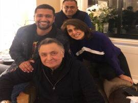 विक्की कौशल के साथ मुस्कुराते हुए न्यूयॉर्क में ऋषि कपूर और नीतू कपूर, देखें फोटो Rishi Kapoor and Neetu Kapoor in New York smiling with Vicky kaushal विक्की कौशल के साथ मुस्कुराते हुए न्यूयॉर्क में ऋषि कपूर और नीतू कपूर, देखें फोटो