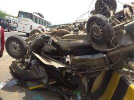 Road Accident in greater noida more than 12 students injured सड़क हादसे में एक दर्जन से अधिक छात्र घायल, डिवाइडर से टकराकर पलटी मिनी बस